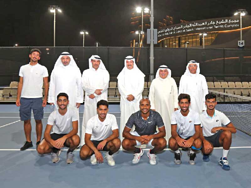 رئيس اتحاد التنس، الشيخ أحمد الجابر  وأعضاء مجلس الإدارة مع لاعبي المنتخبn