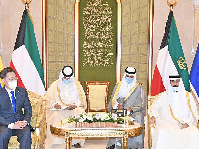  صاحب السمو أمير البلاد الشيخ نواف الأحمد مستقبلاً سفير كوريا أمس