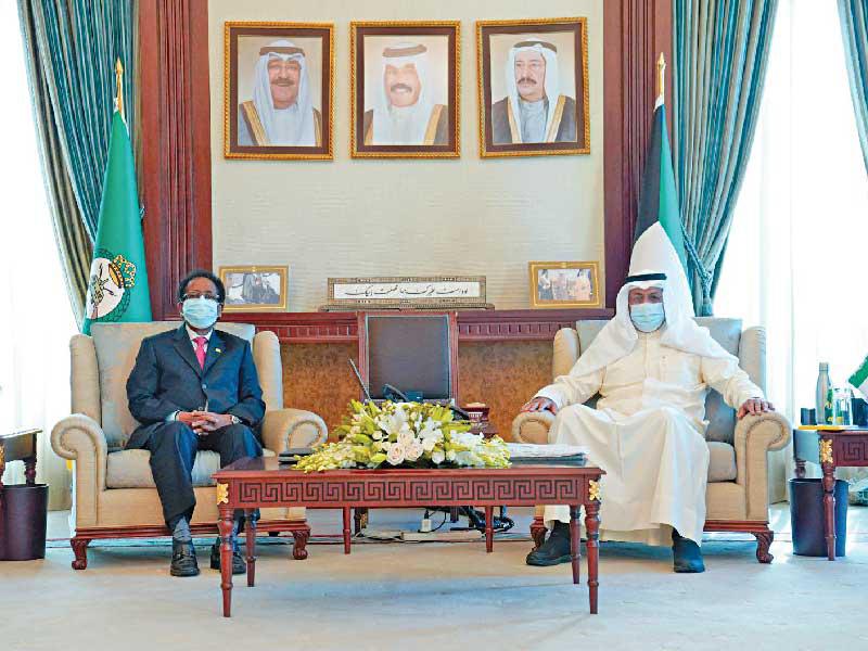  نائب رئيس الحرس الوطني الفريق أول متقاعد، الشيخ أحمد النواف مستقبلاً السفير مؤمن أمس