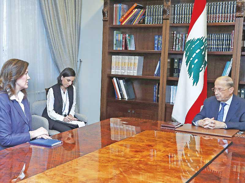 عون مستقبلاً السفيرة الأميركية في بيروت أمس (أ ف ب)n