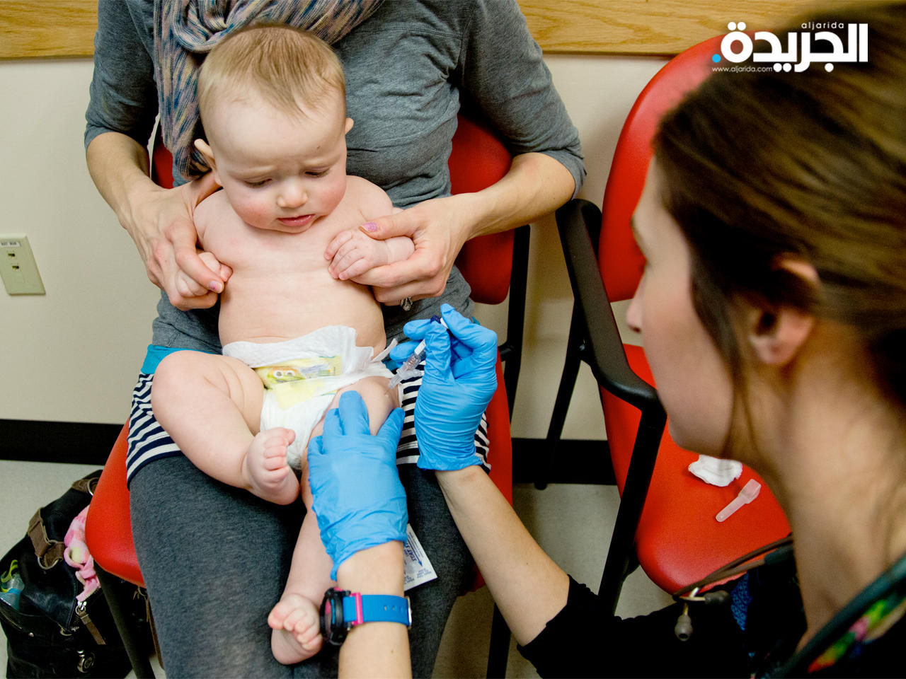 الاتصال الجسدي يساعد الطفل على عدم الخوف من الحقنة