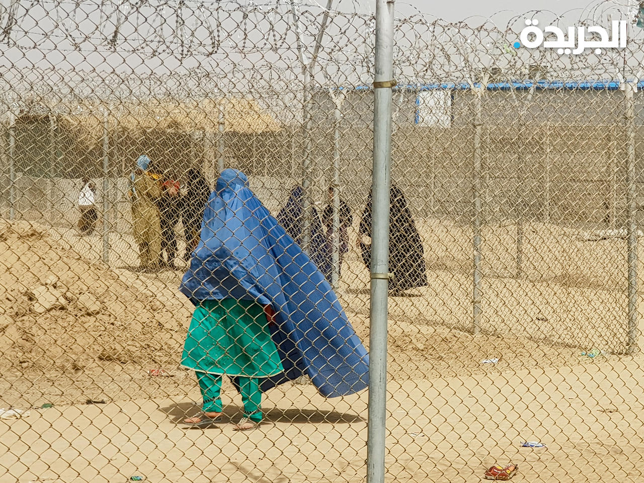 سيدة أفغانية تحاول العبور صوب الحدود الباكستانية
