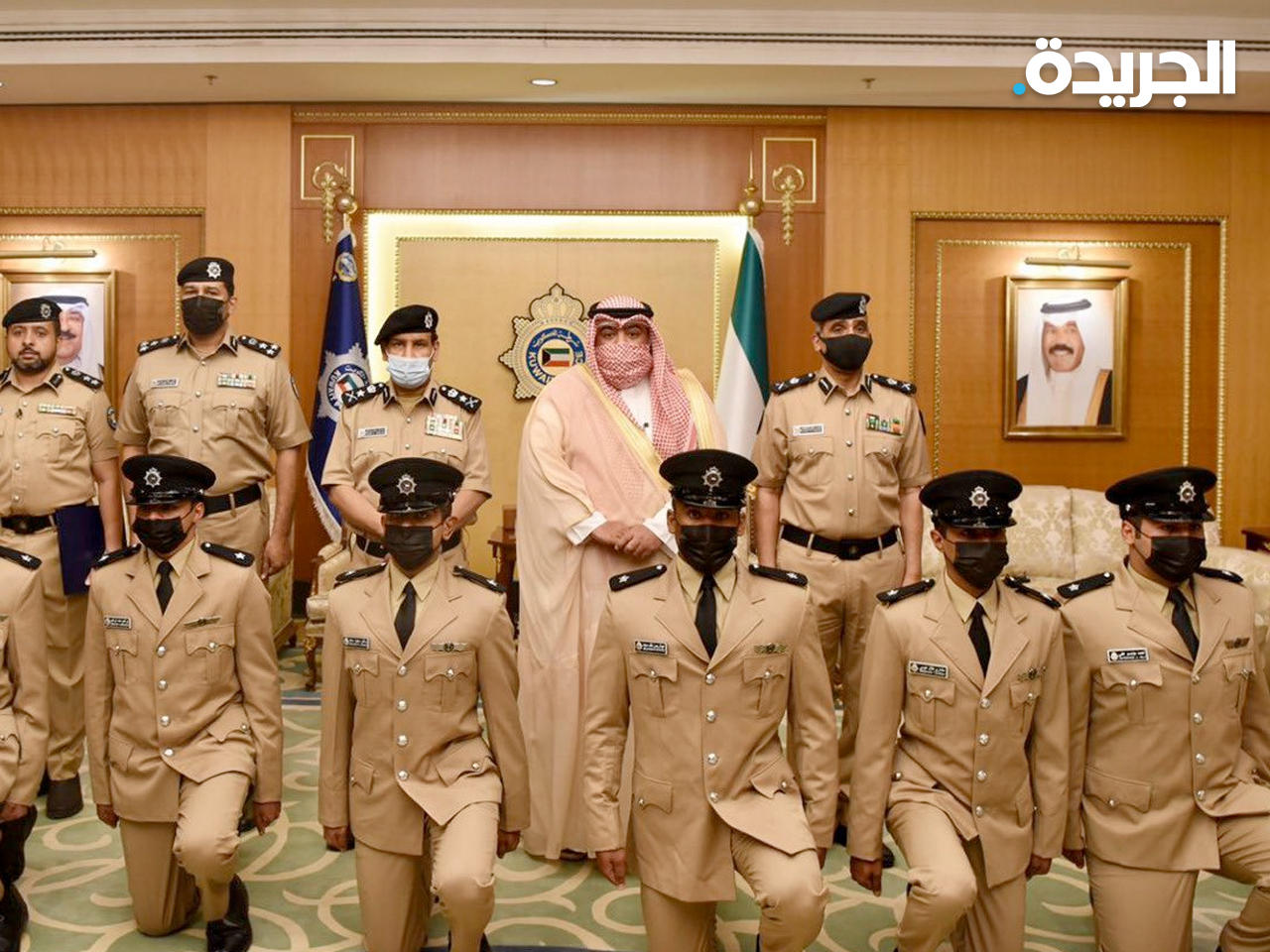 وزير الداخلية الشيخ ثامر العلي متوسطاً الضباط الخريجين