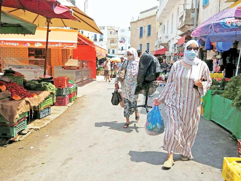 نساء يتبضّعن في سوق سيدي بحري في تونس (رويترز)