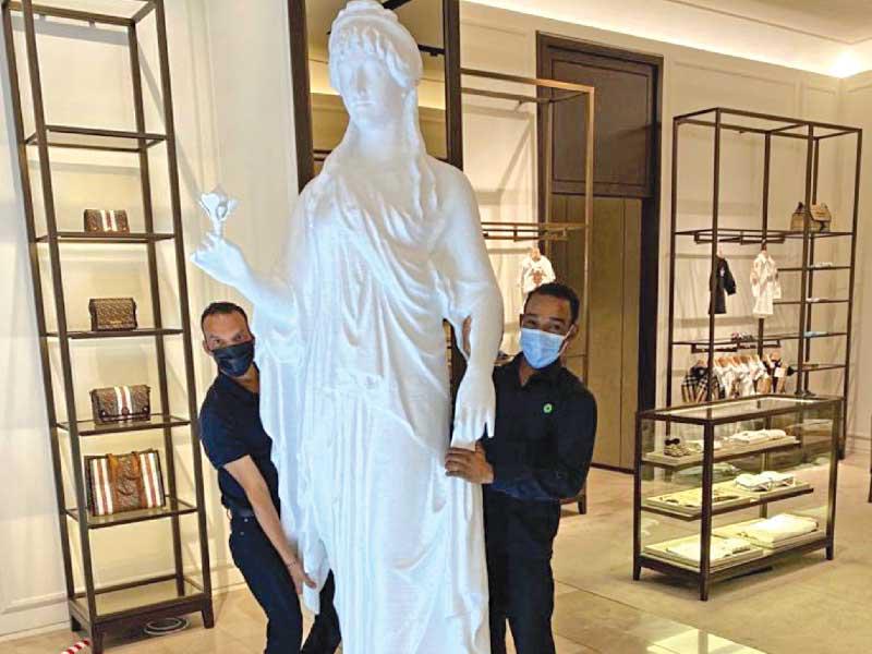 جانب من إزالة المجسمات في محل تجاري 