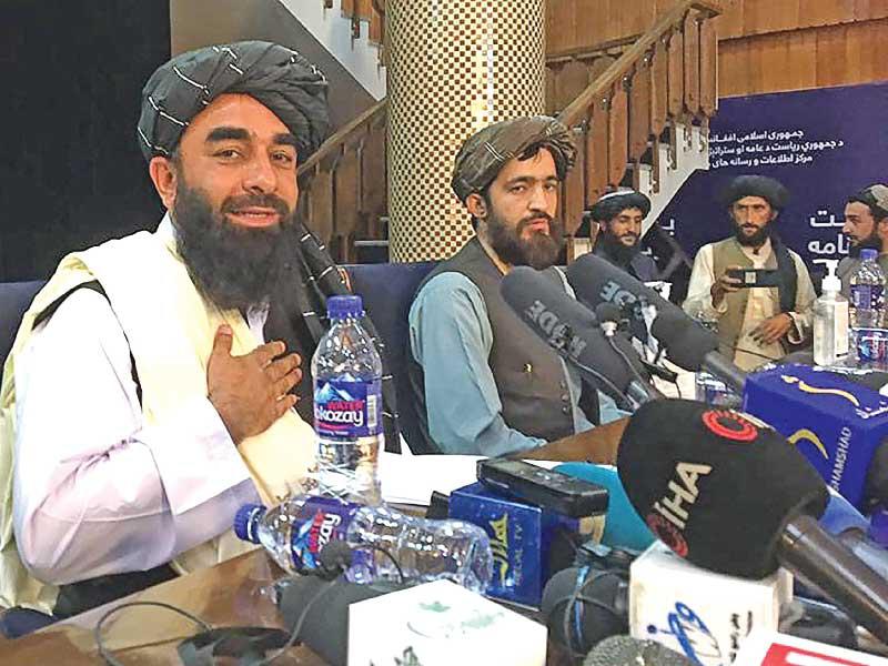 جانب من المؤتمر الصحافي الأول لـ«طالبان» في كابول أمس (أ ف ب)n