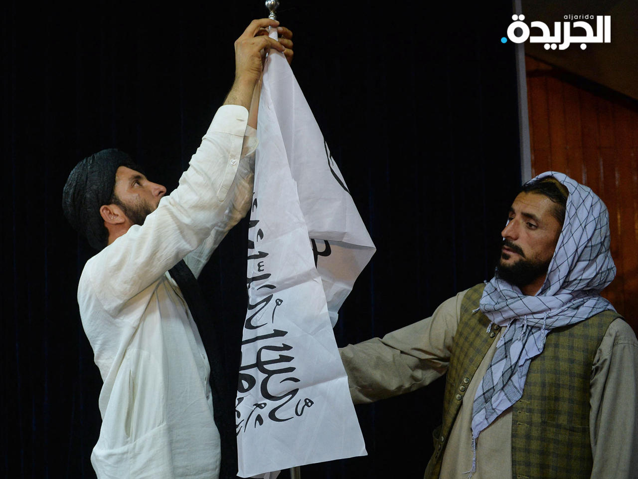 مقاتلو طالبان يعلقون راياتهم على المقرات الحكومية 