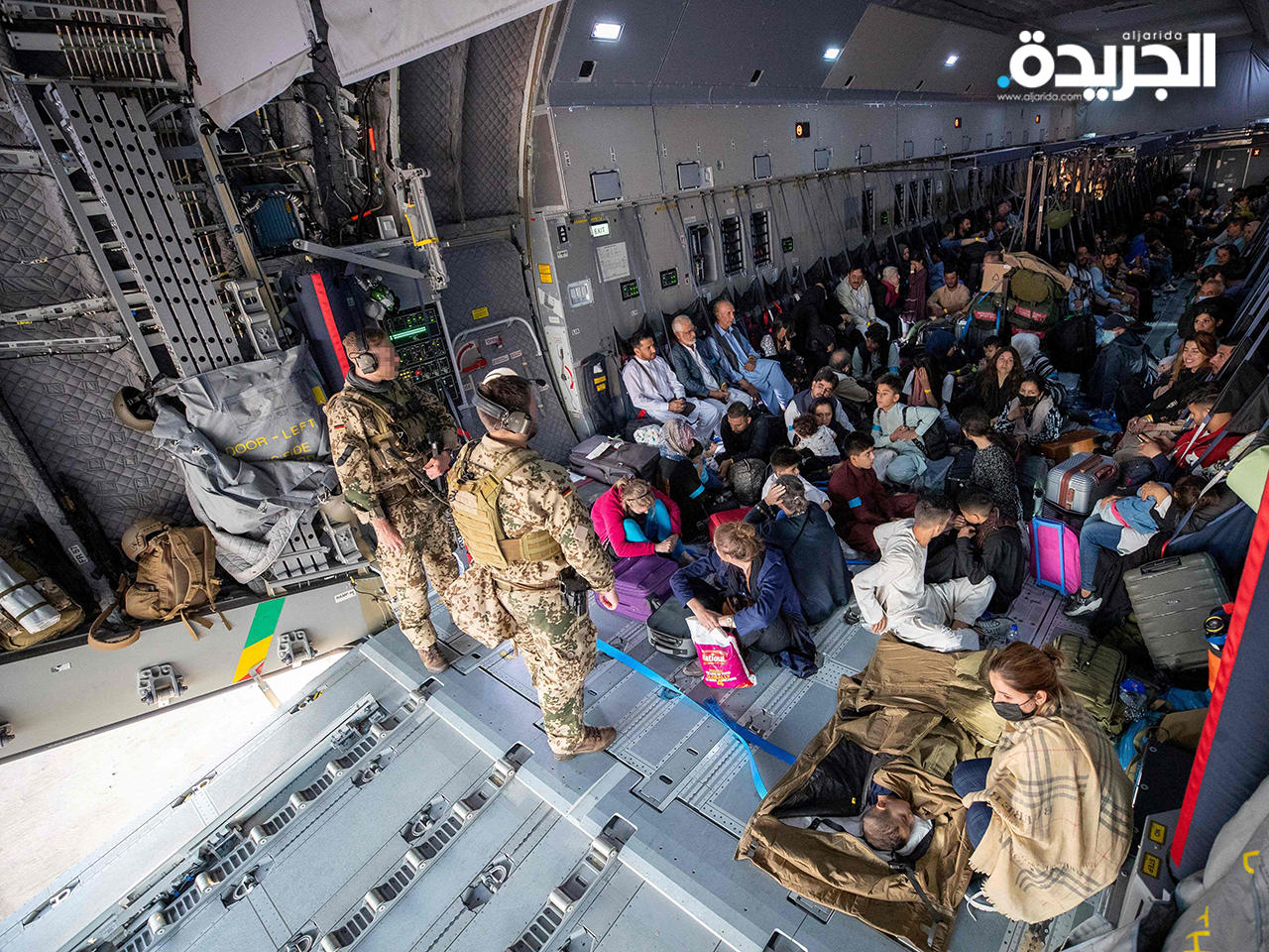 أفغان يحاولون الفرار من مطار كابول