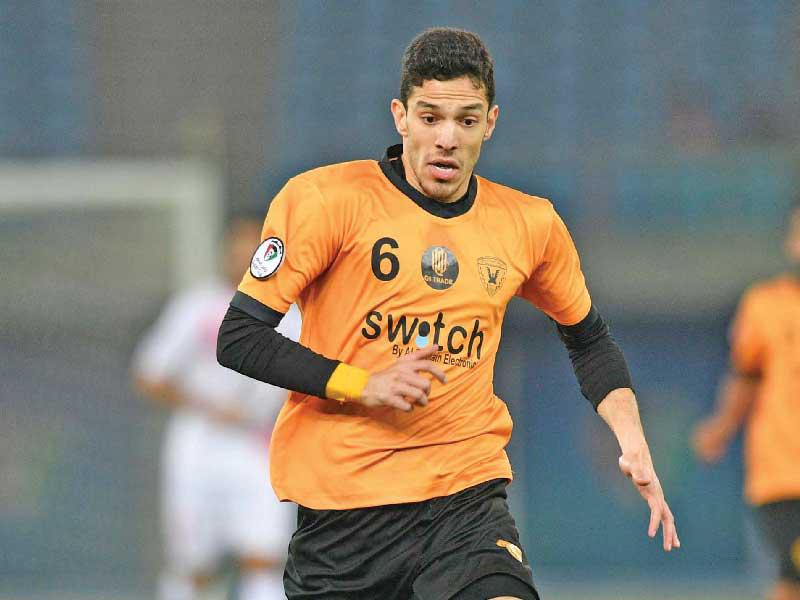 لاعب خط وسط القادسية الدولي سلطان العنزي