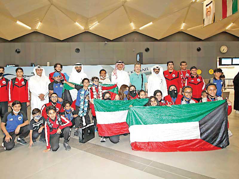 صورة جماعية لمنتخب الطاولة مع مستقبليهم