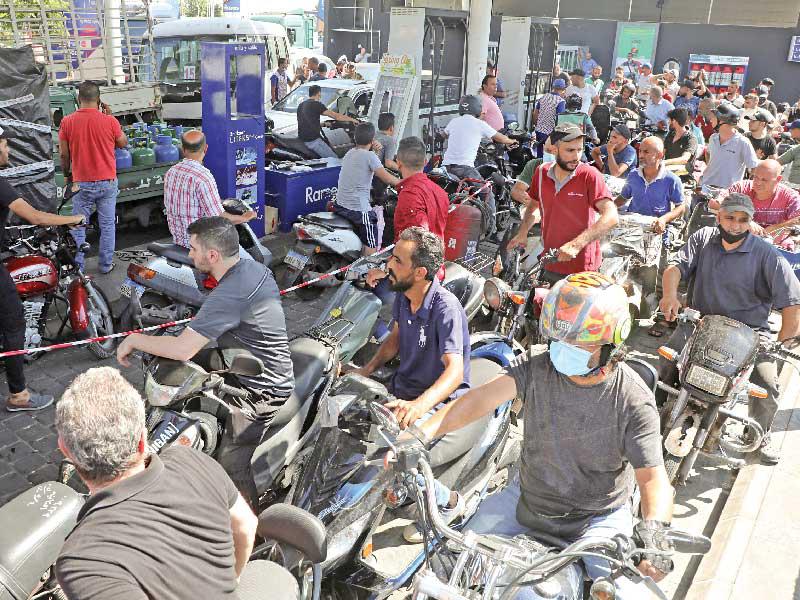 حشد ينتظر الوقود في محطة الدورة أمس الأول (رويترز)