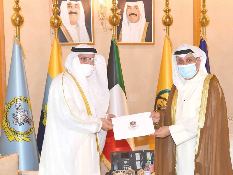 نائب رئيس مجلس الوزراء وزير الدفاع الشيخ حمد الجابر خلال تسلمه الدعوة من السفير الإماراتي