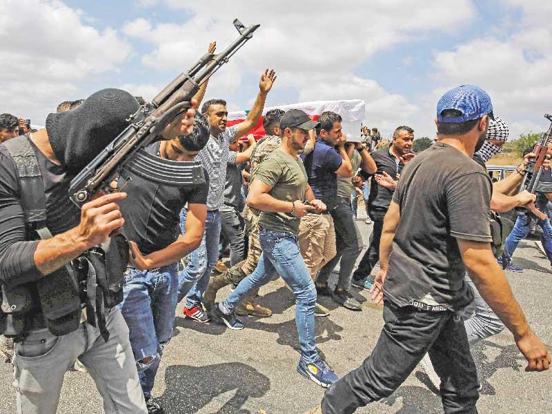 تشييع ضحايا انفجار عكار على أزيز الرصاص في الدوسة أمس (أ ف ب)n