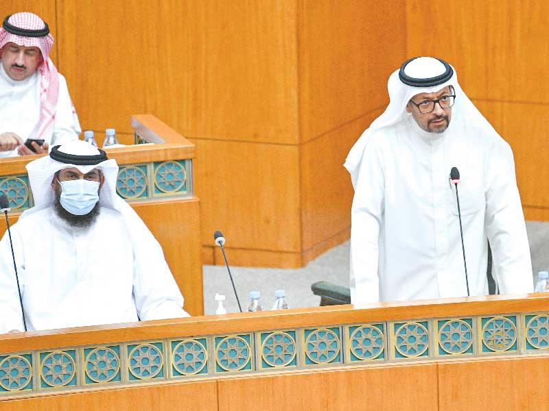 وزير المالية وزير الدولة للشؤون الاقتصادية والاستثمار خليفة حمادة في جلسة سابقة