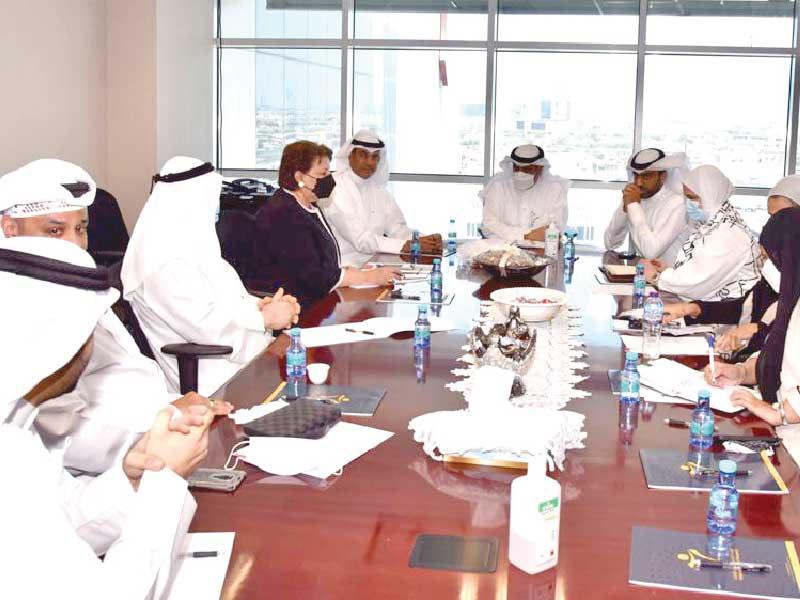 نائب مدير الهيئة العامة للقوى العاملة لشؤون القوى العاملة الوطنية سلطان الشعلاني خلال اجتماعه مع ممثلي اتحاد أصحاب المدارس الخاصة 