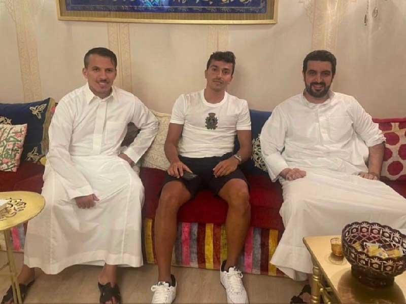 الفنيني مع اليوسف بعد توقيع العقد