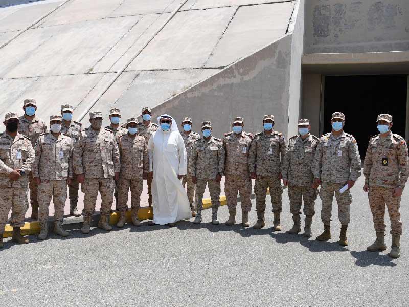 نائب رئيس مجلس الوزراء وزير الدفاع الشيخ حمد الجابر متوسطاً ضباط قيادة السلاح والذخيرة