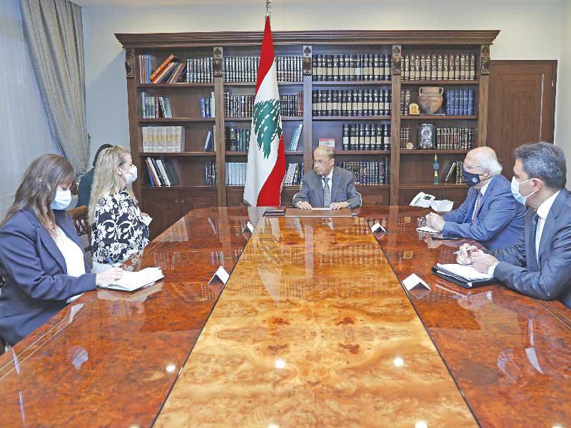 رئيس الجمهورية اللبنانية ميشل عون مستقبلاً وفد لجنة الصليب الأحمر في بعبدا أمس الأولt (دالاتي ونهرا)