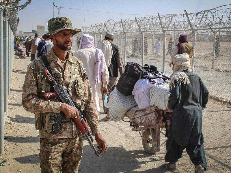 جندي يؤمن دخول أفغان إلى باكستان أمس (أ ف ب)