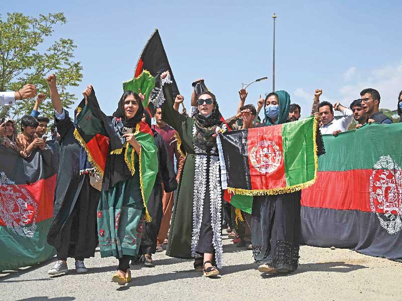 أفغان بينهم نساء يحتفلون بعيد الاستقلال في كابول أمس (أ ف ب)n