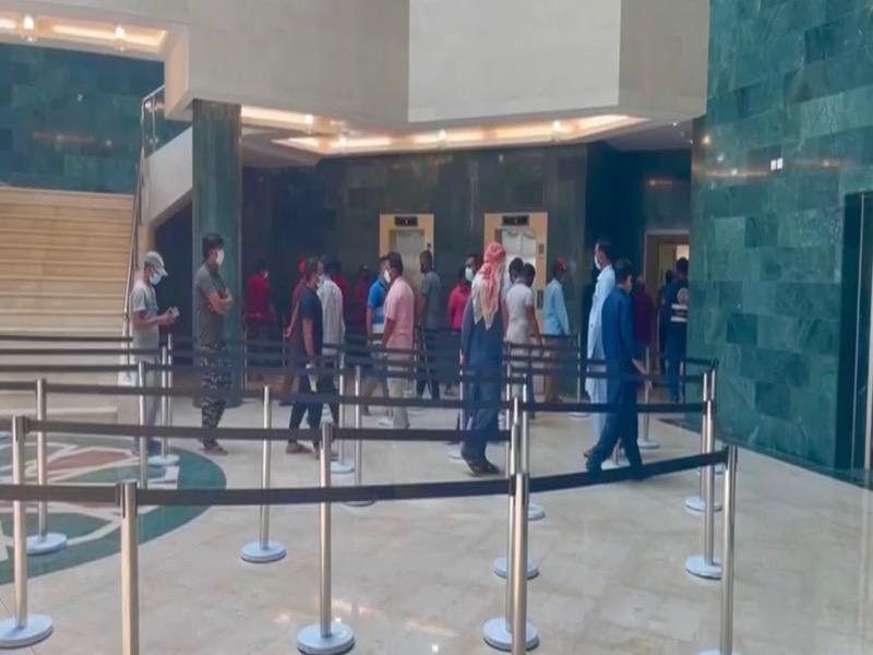 مركز تطعيم الوفرة يواصل استقبال المراجعين