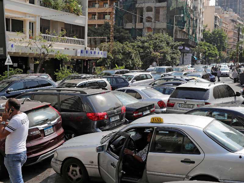 ازدحام بمحيط محطة وقود في ظل تفاقم أزمة المحروقات ببيروت أمس الأول   (أ ف ب)