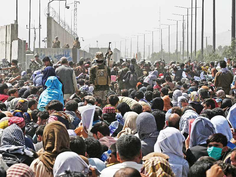 أفغان يحاصرون مطار كابول للهروب من طالبان أمس (أ ف ب)