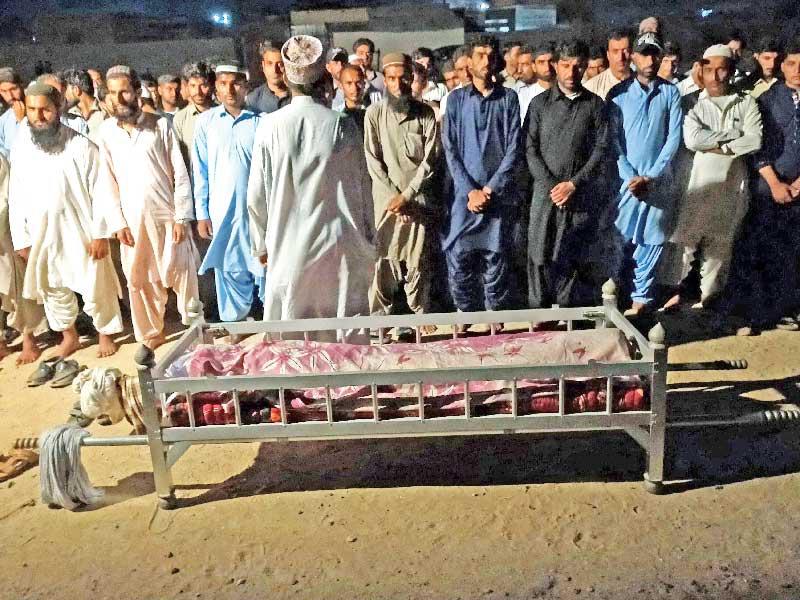 باكستانيون يصلون على أحد الأطفال ضحايا الهجوم الانتحاري في كوادر مساء أمس الاول (ا ف ب )