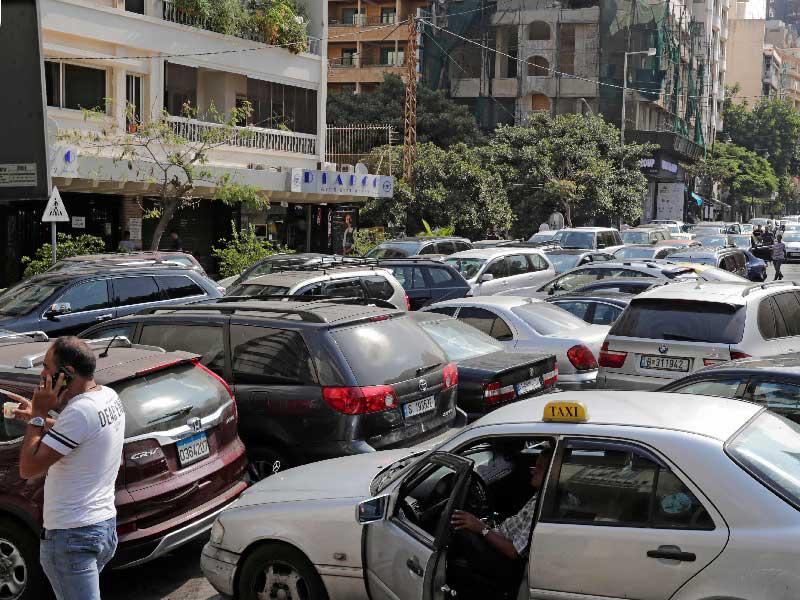 لبنانيون ينتظرون في طابور أمام محطة بنزين