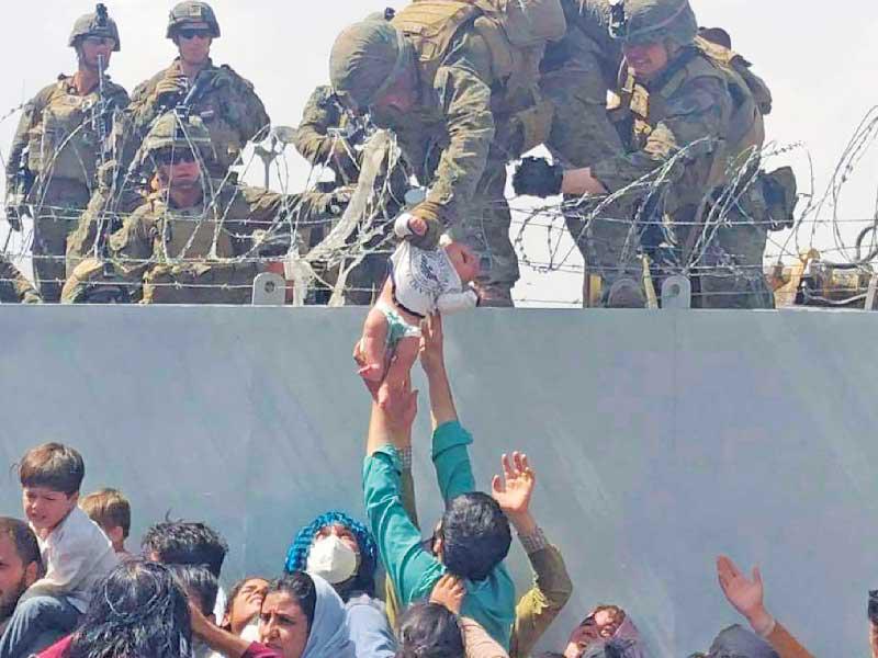 الجيش الأميركي يهتم بأطفال بمطار كابولn