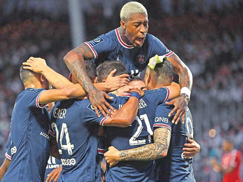فرحة لاعبي باريس سان جرمان بتسجيل أحد الأهداف 