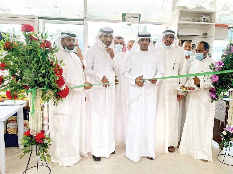  رئيس جمعية الجهراء التعاونية عيد الظفيري خلال افتتاح مهرجان تخفيضات أغسطس في سوقي الجهراء والواحة 