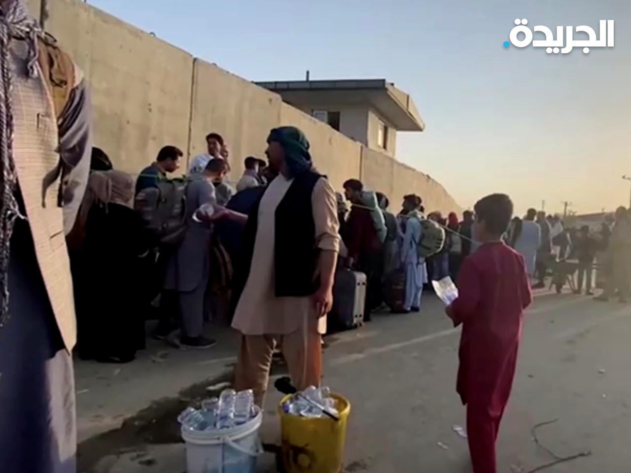 حشود في محيط مطار كابول