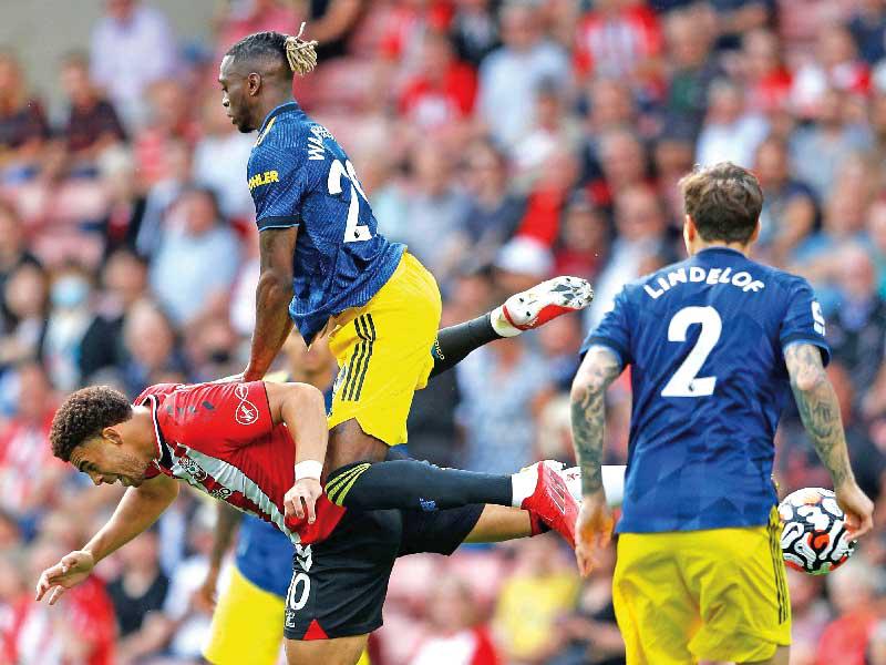 جانب من مواجهة مانشستر يونايتد مع ساوثهامبتون