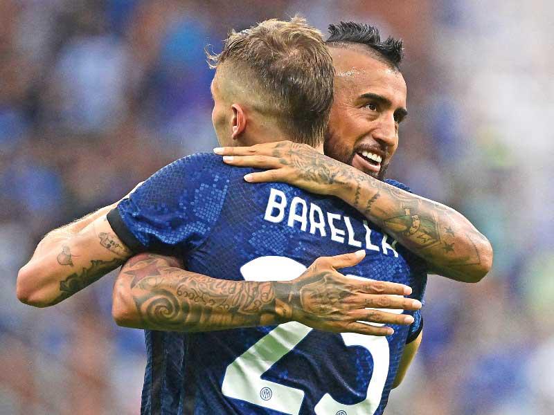 فيدال وباريلا يحتفلان بعد تسجيل أحد الأهداف 