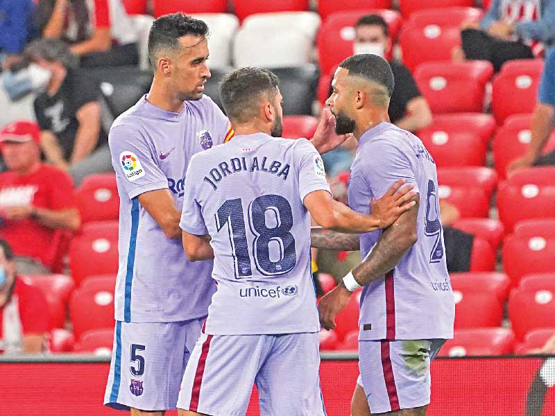 لاعبو البرشا يحتفلون مع ديباي بعد تسجيل الهدف 