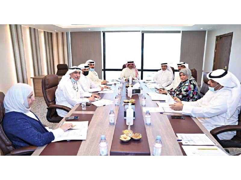  نائب المدير العام لقطاع الرياضة للجميع د. مشعل الهدبة مجتمعاً بأعضاء اللجنة العليا