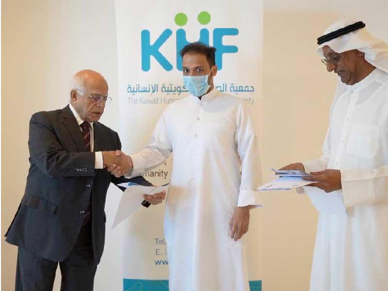 رئيس مجلس إدارة جمعية الصداقة الكويتية الإنسانية، أحمد الصراف خلال تسليم إحدى المساعدات للمستحقين