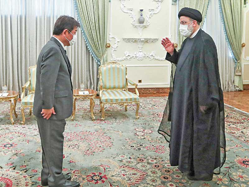 الرئيس إبراهيم رئيسي  مستقبلاً موتيغي في طهران أمس (أ ف ب) 