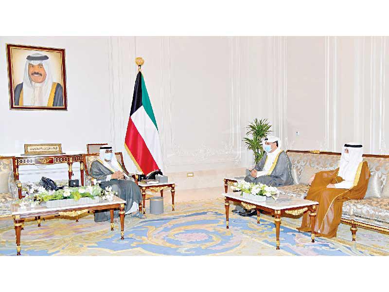  سمو ولي العهد الشيخ مشعل الأحمد مستقبلا نائب رئيس مجلس الوزراء وزير الدفاع الشيخ حمد الجابر، ووزير الخارجية وزير الدولة لشؤون مجلس الوزراء الشيخ د. أحمد الناصر أمس