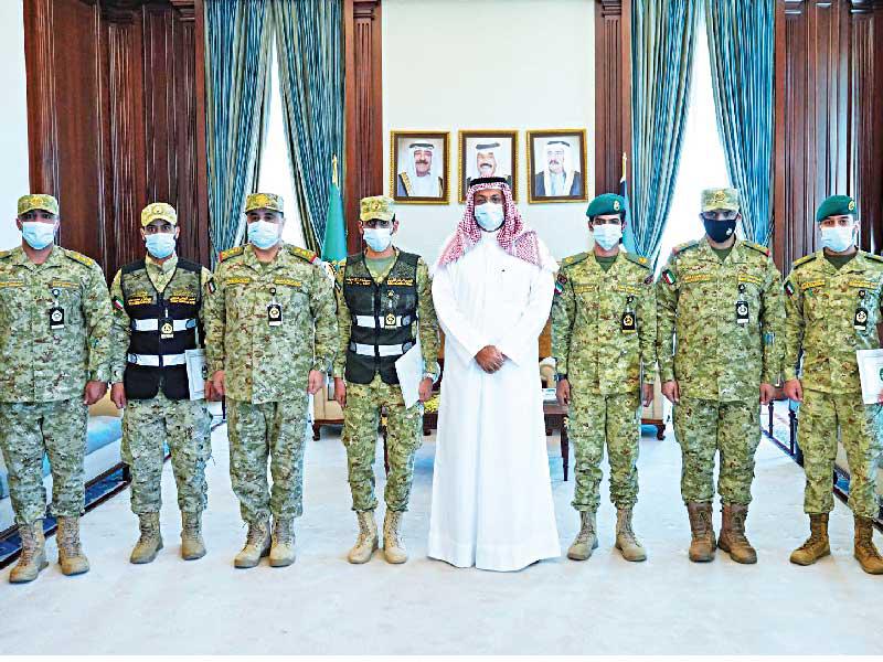  نائب رئيس الحرس الوطني الفريق أول متقاعد الشيخ أحمد النواف متوسطاً المكرمين