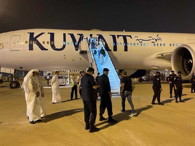 جانب من المشاركة الكويتية في نقل أميركيين ودبلوماسيين قادمين من كابول إلى الولايات المتحدة 