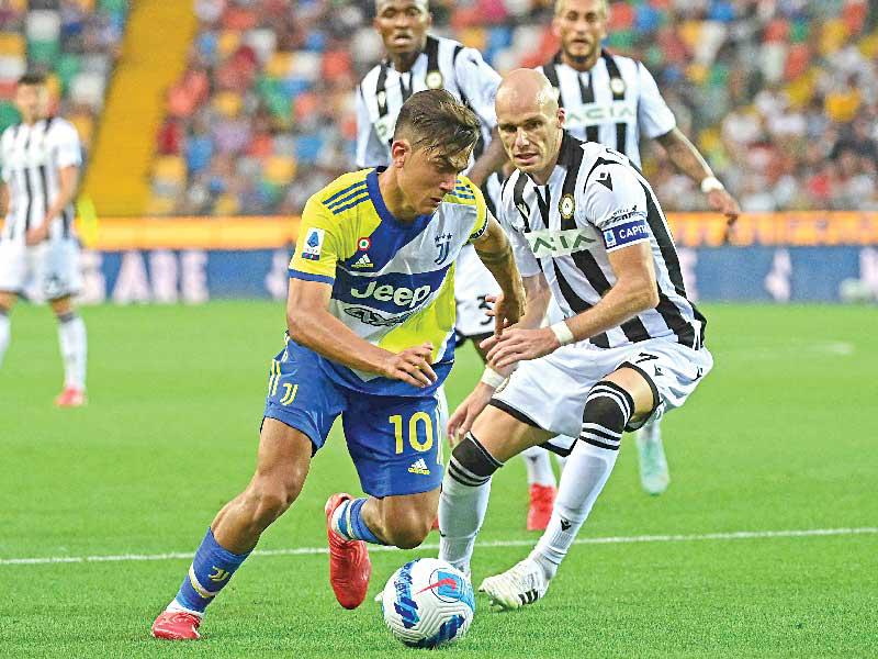 ديبالا يحاول مراوغة دفاع اودينيزي 