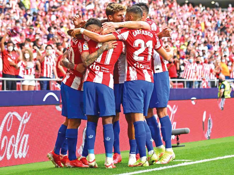 فرحة لاعبي أتلتيكو مدريد بالهدف أمام إلتشي 