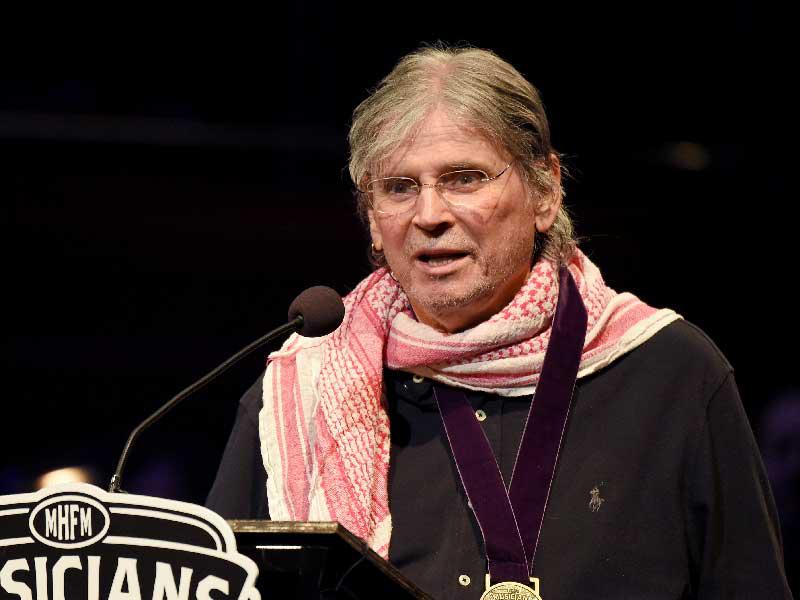 رائد موسيقى الروك المغني الأميركي دون إيفرلي