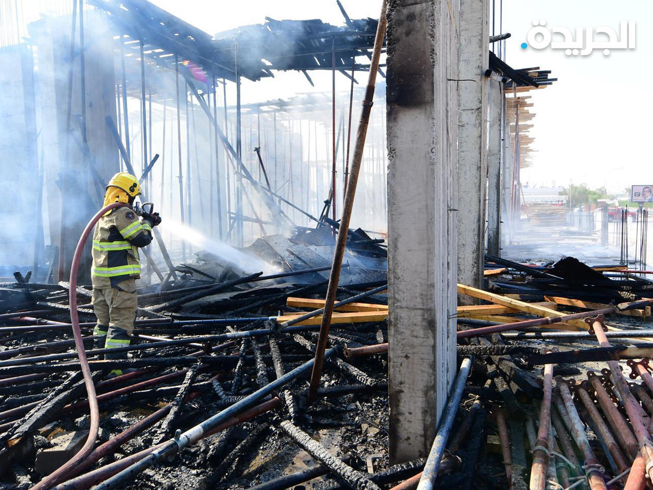 «الإطفاء» تسيطر على حريق مجمع تجاري قيد الإنشاء بالجهراء