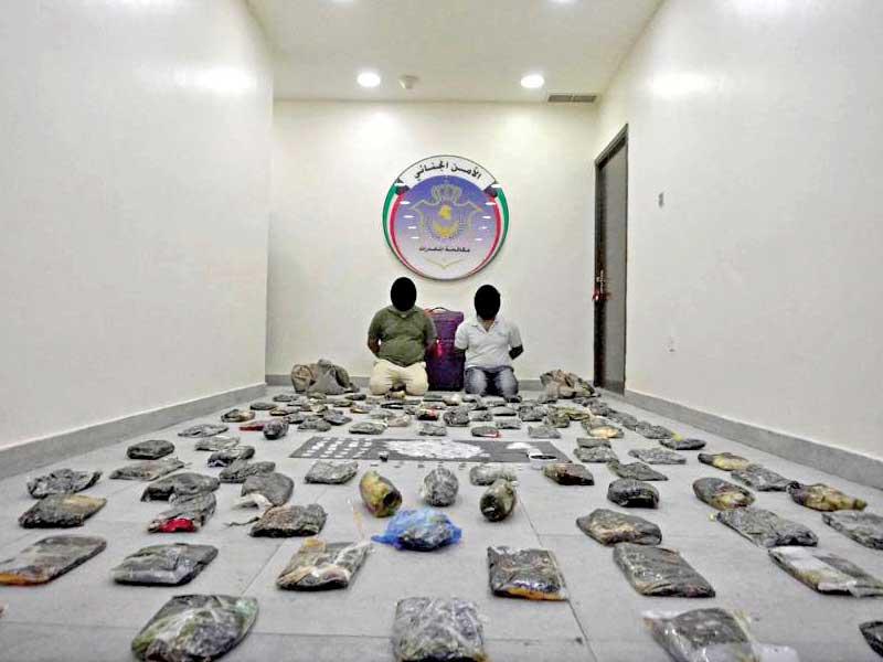 المتهمان وأمامهما المضبوطات