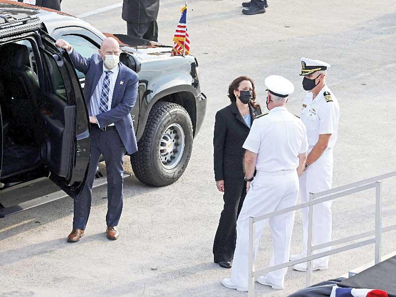 نائبة الرئيس الأميركي كامالا هاريس تتحدث إلى بحارين أميركيين قبل تفقدها سفينة تولسا البحرية الأميركية الراسية في سنغافورة أمس (رويترز)