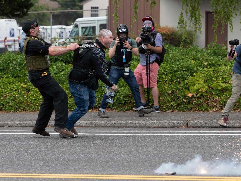 احتجاجات نظمتها جماعات يمينية ويسارية متطرفة متناحرة في مدينة بورتلاند بولاية أوريغون الأميركية 