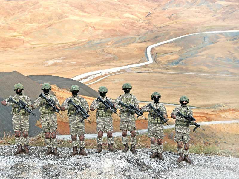 جنود أتراك خلال دورية قرب جدار حدودي مع إيران تم استكماله أخيراً            (رويترز)